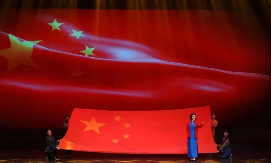 逃离黑与白的房间